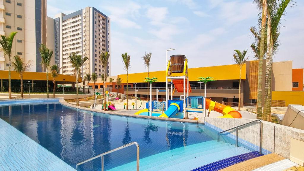 una grande piscina con parco acquatico di Solar das Águas Park Resort a Olímpia