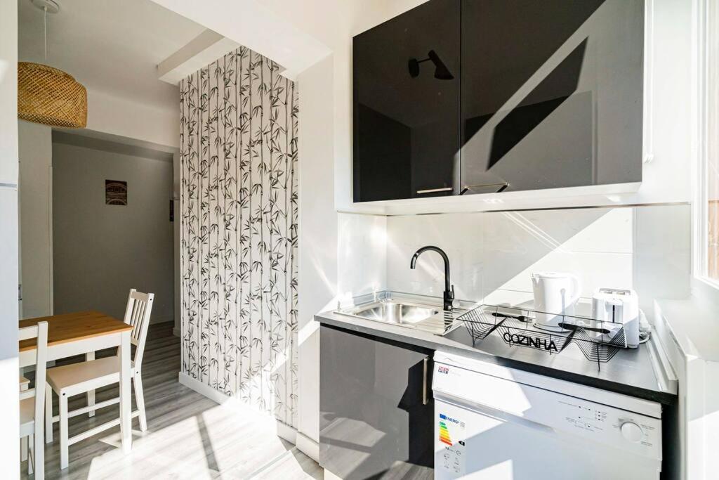 Kuchyň nebo kuchyňský kout v ubytování Acogedor apartamento. Arturo Soria-MD Anderson 1E