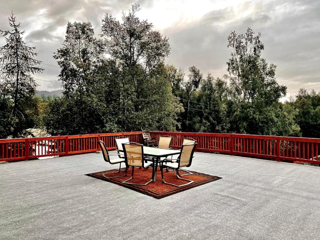 Balkón nebo terasa v ubytování Newly Remodeled spacious units, minutes from mountains, inlet, downtown and airport