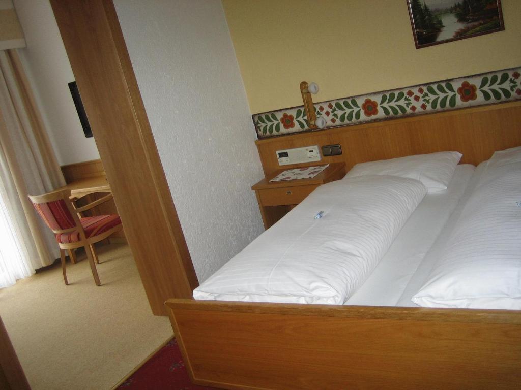 Postel nebo postele na pokoji v ubytování Hotel Völserhof - Bergbahn im Sommer 2025 inklusive