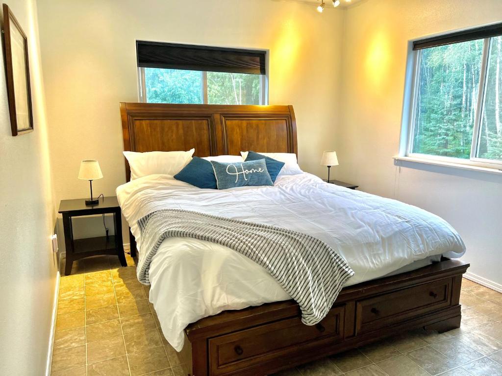 Postel nebo postele na pokoji v ubytování Newly Remodeled spacious units, minutes from mountains, inlet, downtown and airport