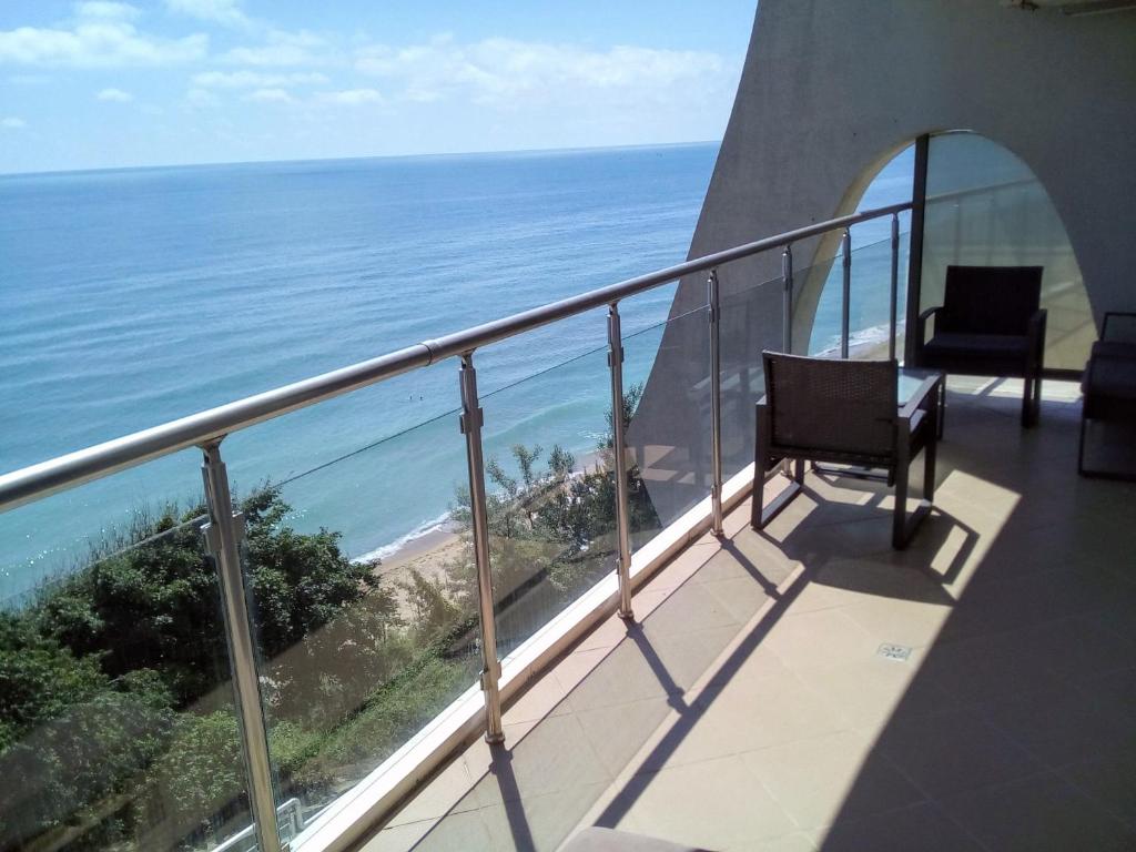 einen Balkon mit 2 Stühlen und Meerblick in der Unterkunft Silver Beach B16 in Byala