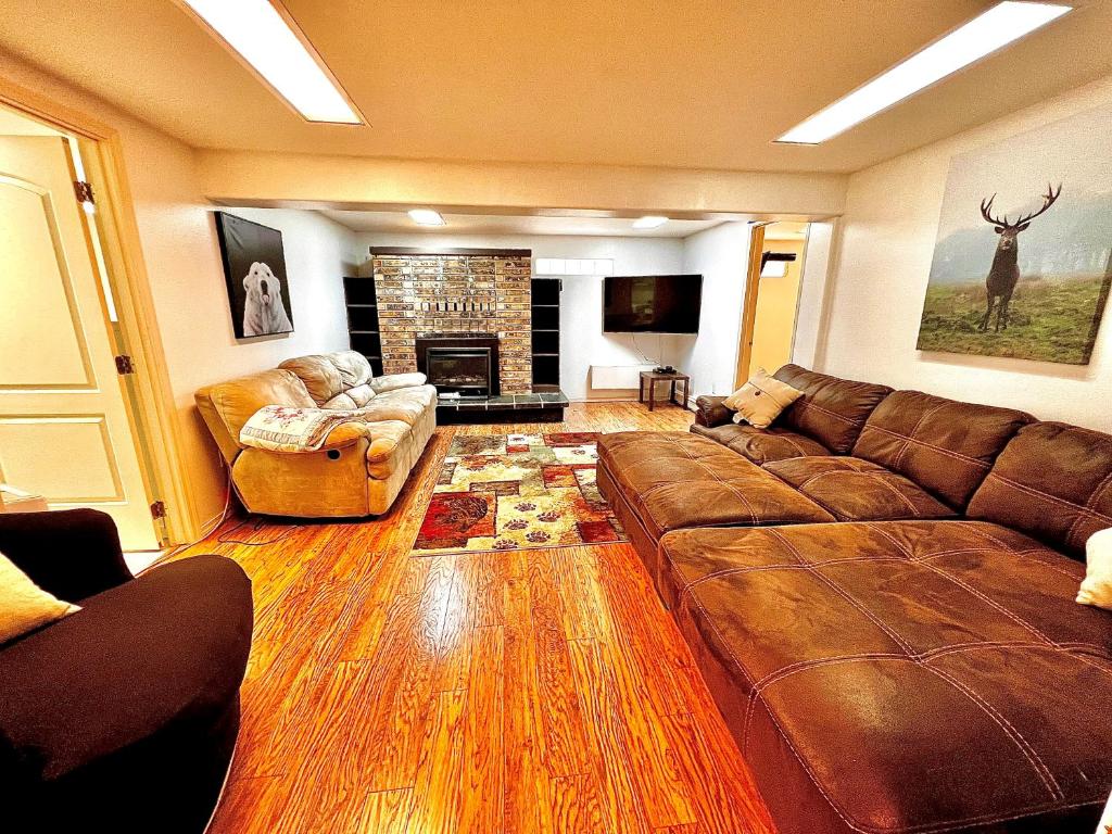 Posezení v ubytování Newly Remodeled spacious units, minutes from mountains, inlet, downtown and airport
