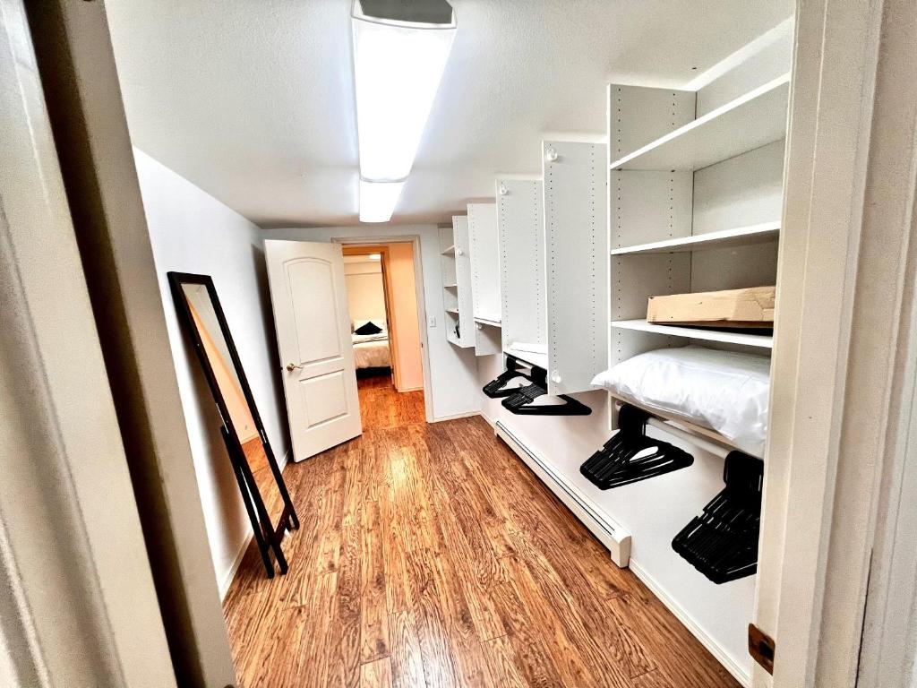 Postel nebo postele na pokoji v ubytování Newly Remodeled spacious units, minutes from mountains, inlet, downtown and airport