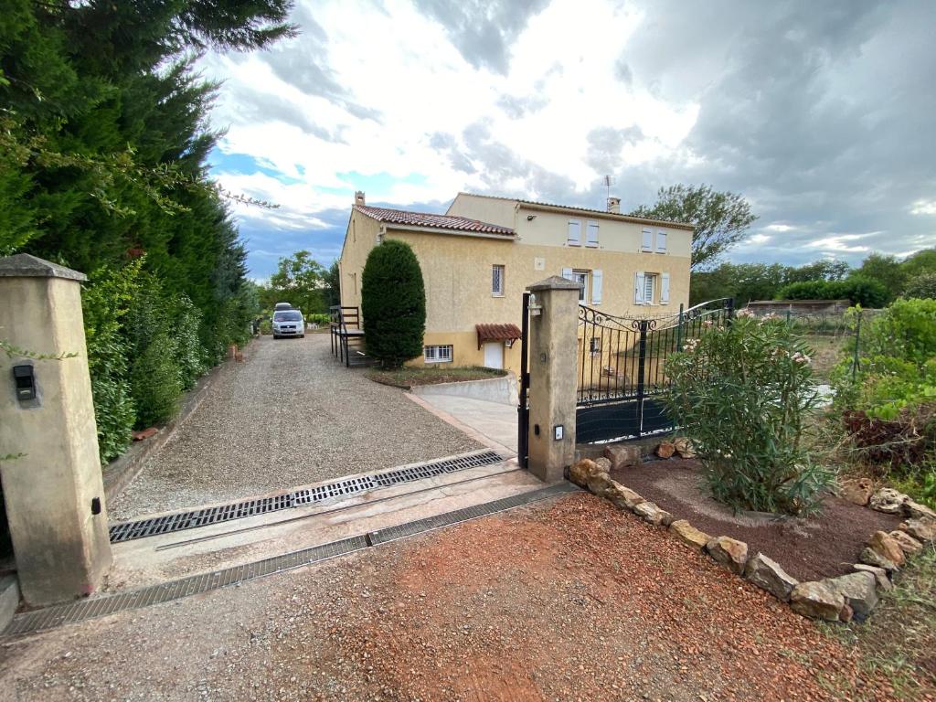 a gate to a house with a driveway at Pause Provençale Le Muy in Le Muy