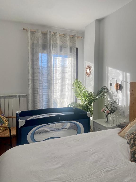 Postel nebo postele na pokoji v ubytování Cal Xera - Acollidora planta baixa amb jardí privat i llar de foc