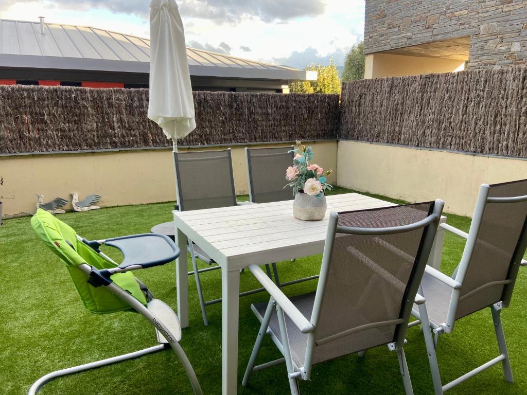 Patio nebo venkovní prostory v ubytování Cal Xera - Acollidora planta baixa amb jardí privat i llar de foc