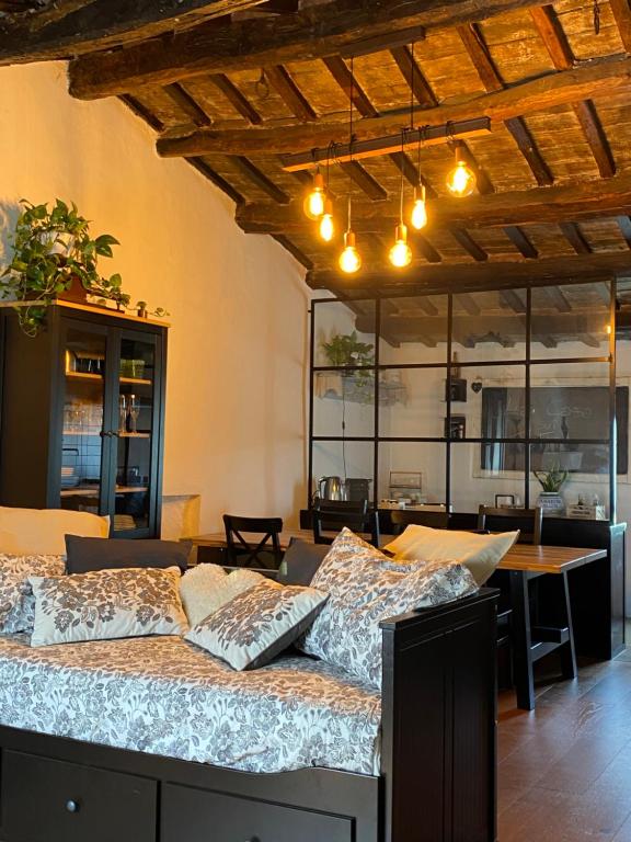 um quarto com uma cama e uma sala de jantar em La Casa sui Tetti -Calcata em Calcata