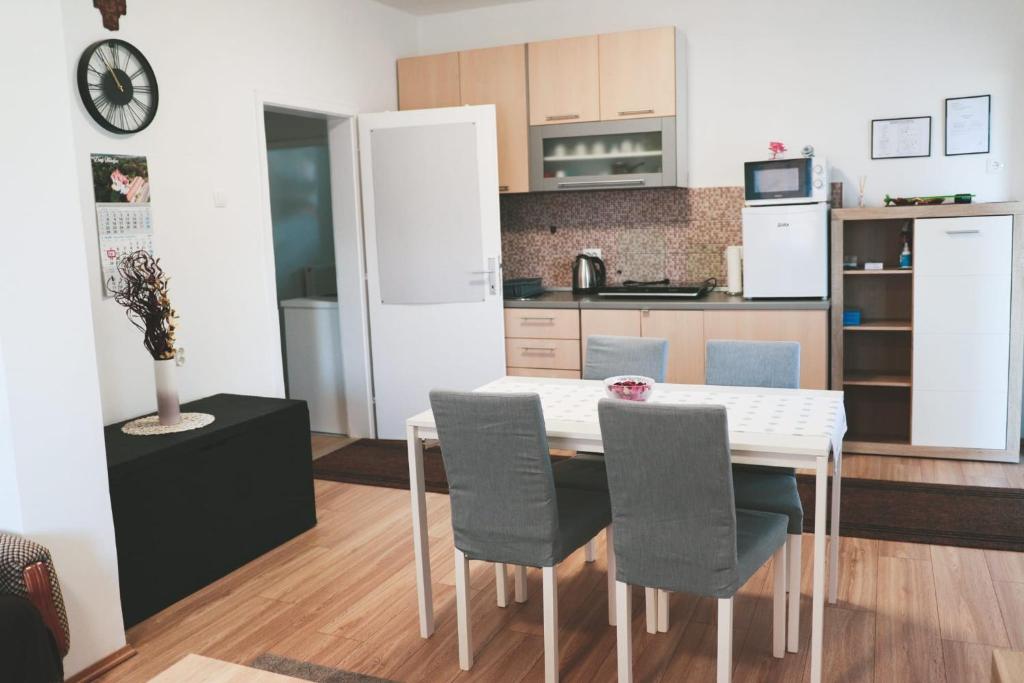 Kuchyňa alebo kuchynka v ubytovaní Apartman Viljevac, Donji Miholjac
