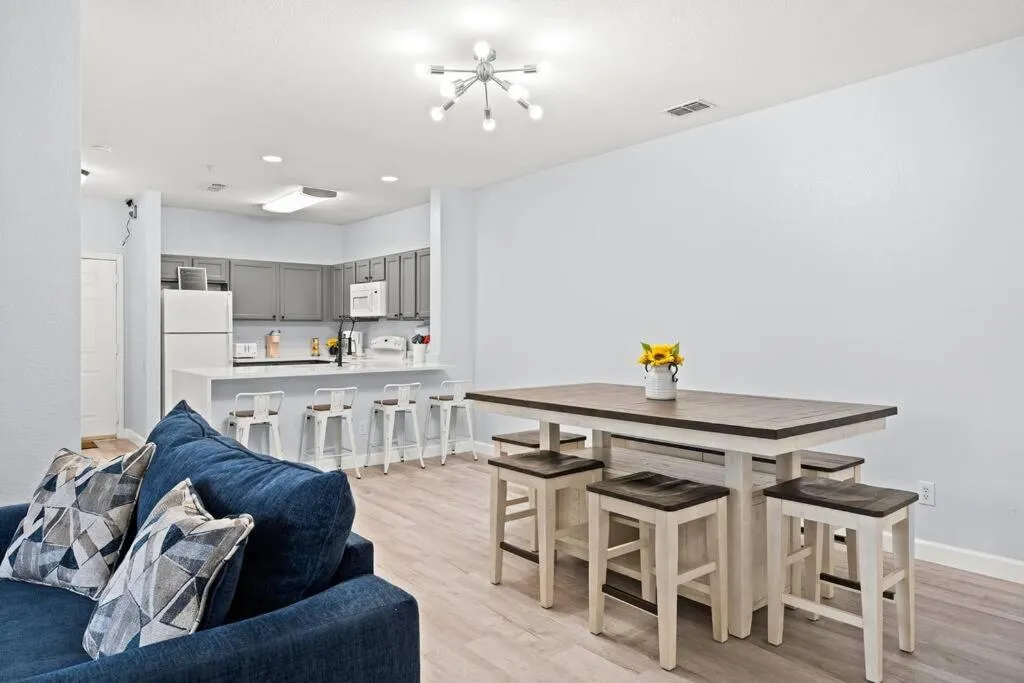 15 minutes way from Disney Condo Resort Pool Sleeps 10