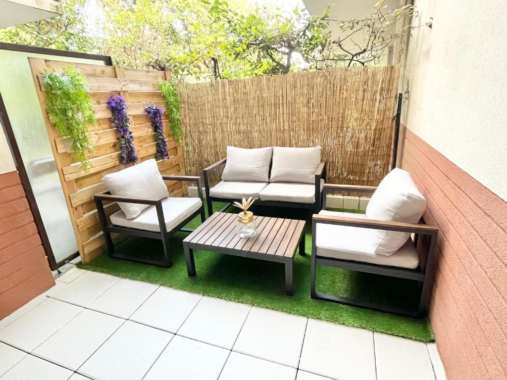 un patio con 2 sillas y una mesa en Deux pièces cosy à La Croisette en Carrières-sous-Poissy