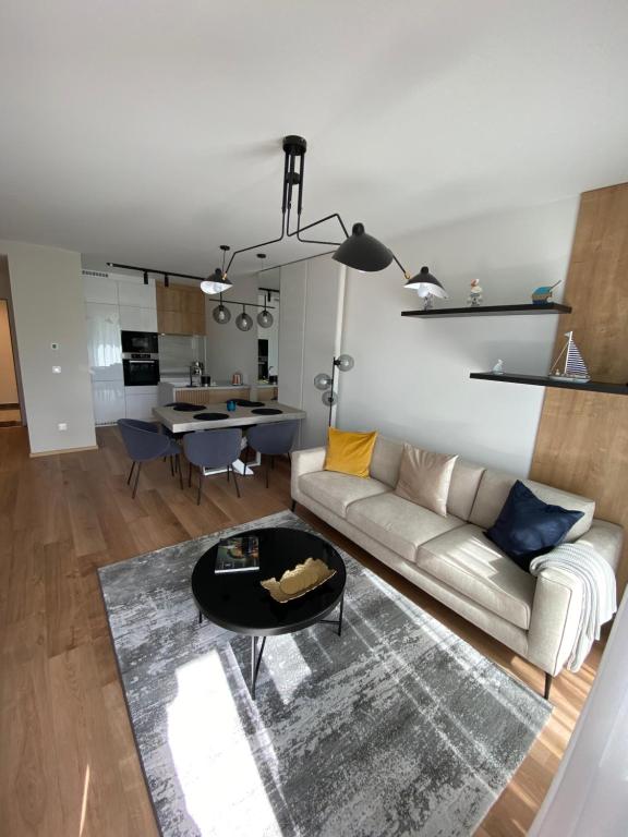 Kuchyňa alebo kuchynka v ubytovaní Clyde-Premium Lelle Waterfront Private Apartment