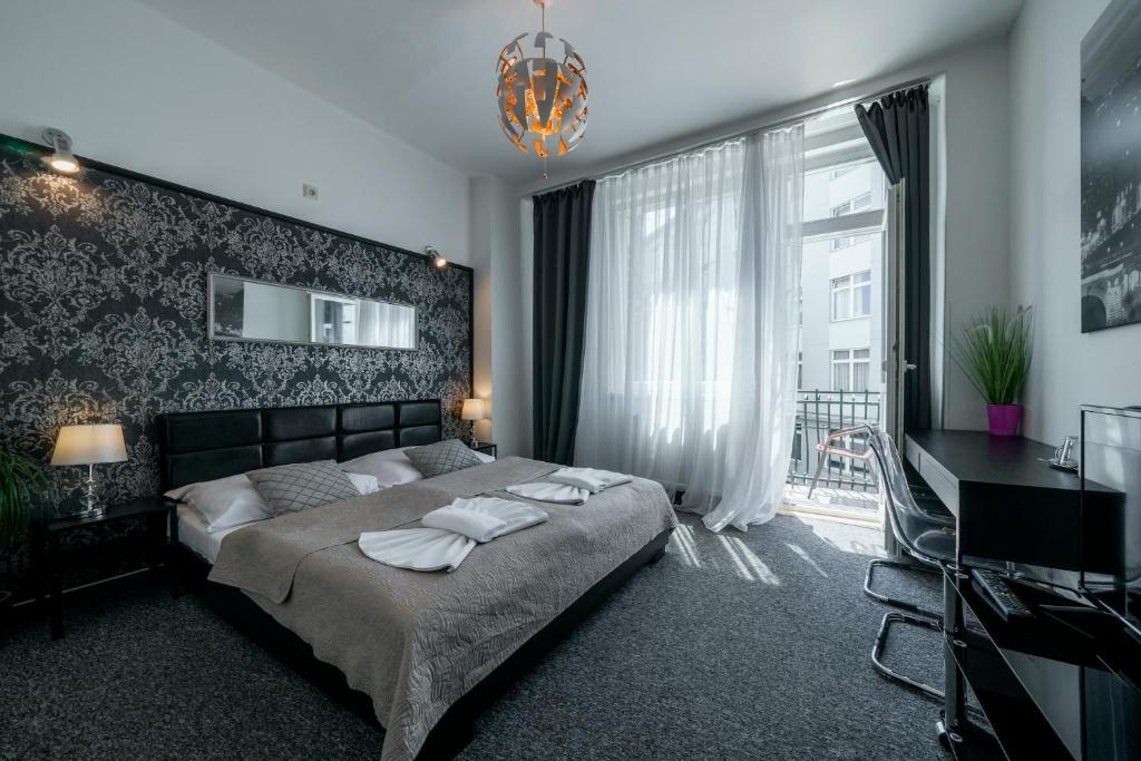 um quarto com uma cama grande e toalhas em Penzion Homer Poděbrady em Poděbrady