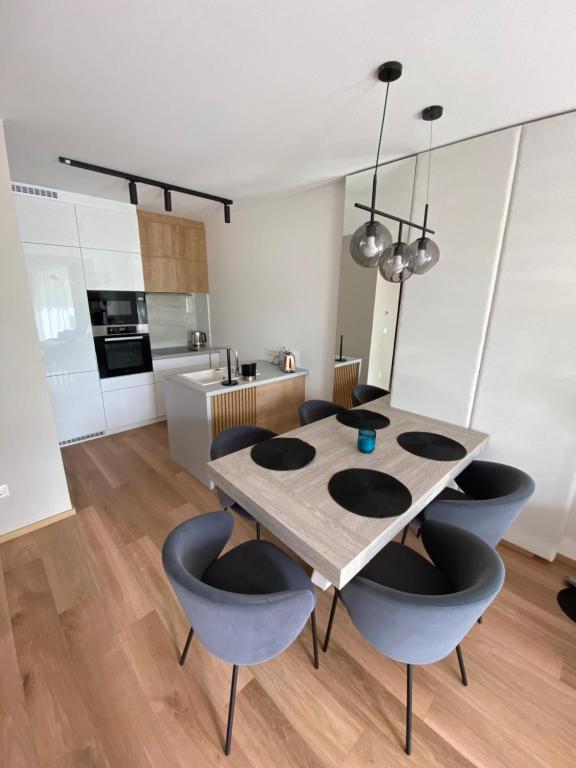 Kuchyňa alebo kuchynka v ubytovaní Clyde-Premium Lelle Waterfront Private Apartment