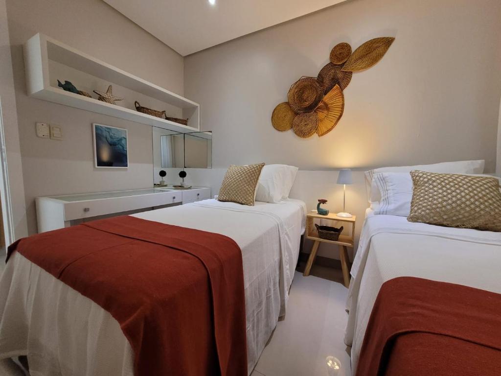 a room with two beds and a kitchen at Casa Flórida in Aquiraz