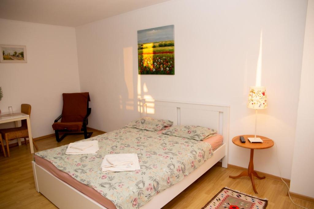 - une petite chambre avec un lit et une table dans l'établissement City Central Studio , Ploiesti, à Ploieşti