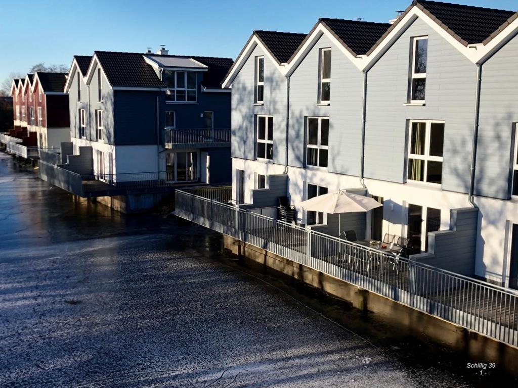 Familienhaus an der Nordsee - Sauna - Kamin - Südterrasse direkt über dem  Wasser, Wangerland – Aktualisierte Preise für 2024