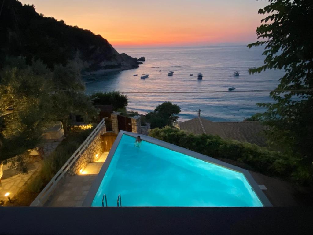 einen Pool mit Meerblick in der Unterkunft Caltabania Suites in Agios Nikitas
