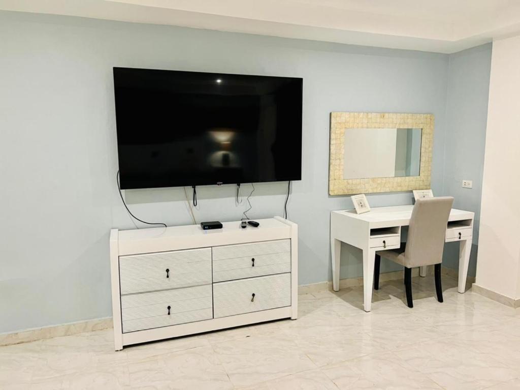TV a/nebo společenská místnost v ubytování Noè Hotel 1 king bedroom # 10