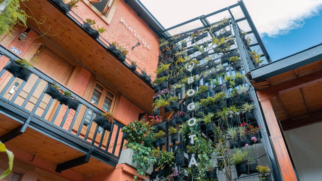 een gebouw met potplanten op een balkon bij Masaya Bogotá in Bogota