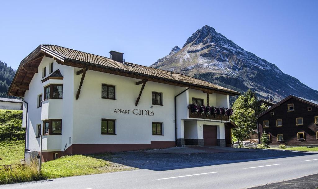 a building with a mountain in the background at Appart Gidis in Galtür
