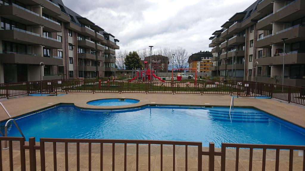 einen großen blauen Pool in einem Apartmentkomplex in der Unterkunft Departamento Nueva Villarrica in Villarrica