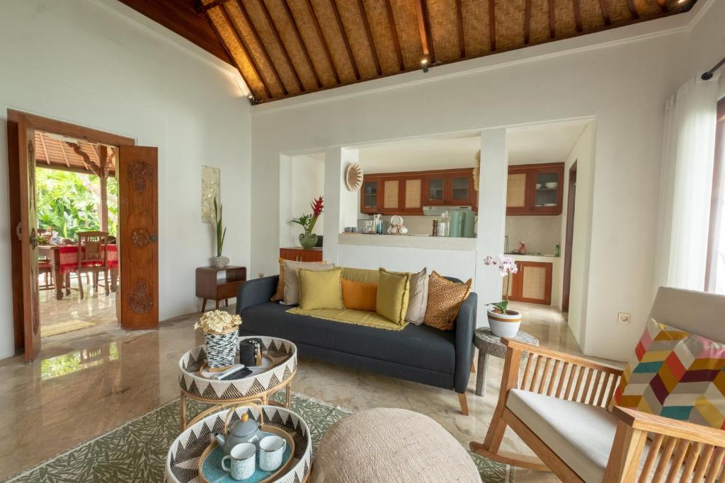 een woonkamer met een bank en een tafel bij Villa Amiga in Sanur