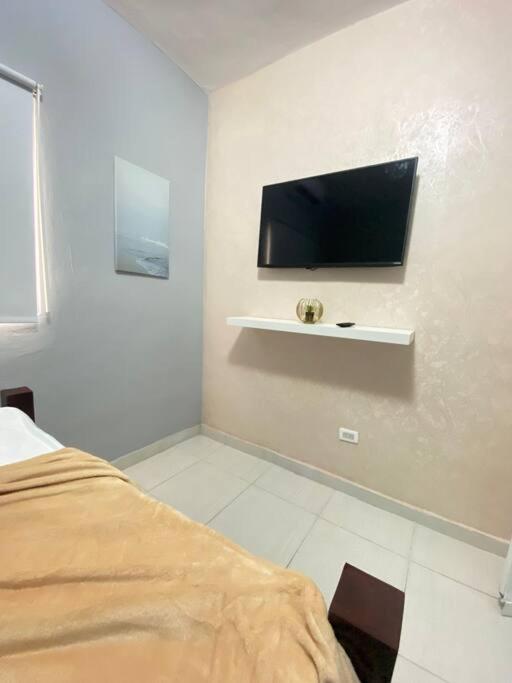 TV a/nebo společenská místnost v ubytování Apartamentos Melya cerca de la Playa Caleta