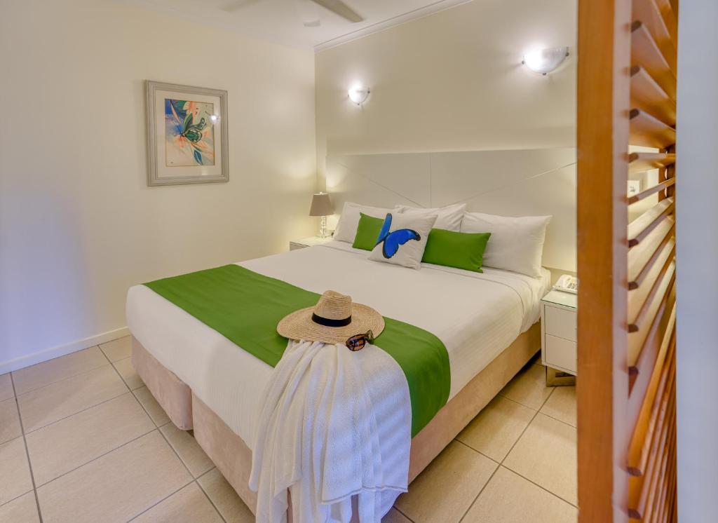 Postel nebo postele na pokoji v ubytování Freestyle Resort Port Douglas