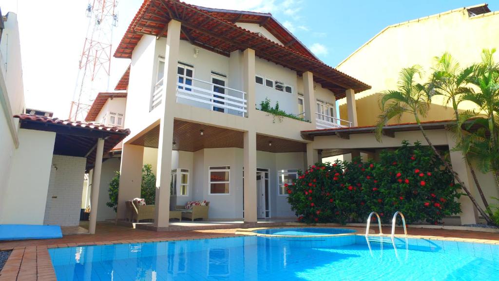 拉巴拉德纳圣米格尔Casarão Com 3 suítes, 2 quartos, Piscina, Praia Perto的一栋前面有游泳池的房子