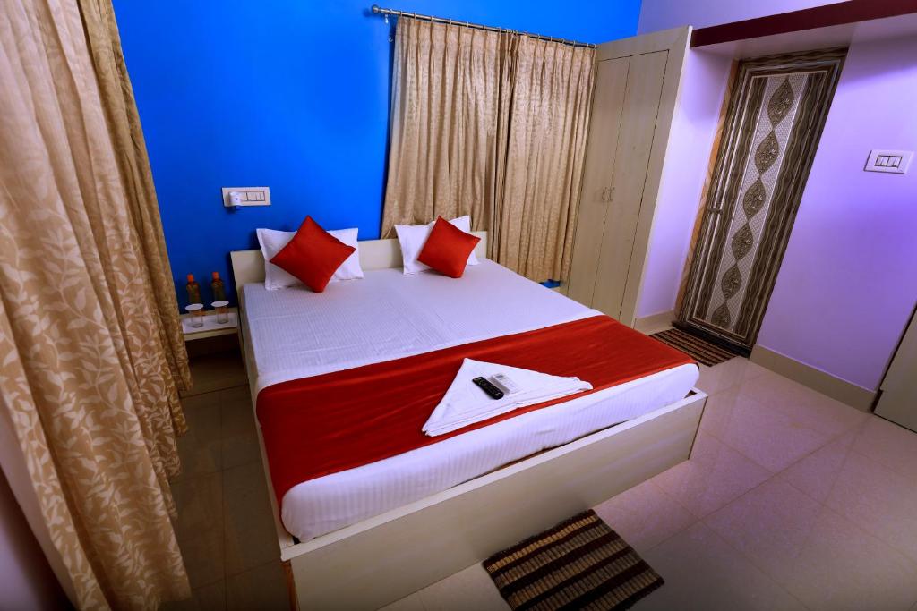 Postel nebo postele na pokoji v ubytování Railview inn Bhubaneswar
