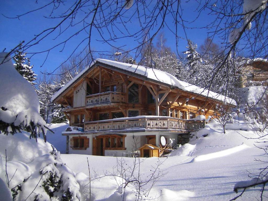 Arâches-la-Frasse的住宿－Chalet Arâches-la-Frasse, 6 pièces, 12 personnes - FR-1-572-30，雪地里的小木屋,有雪覆盖的树木