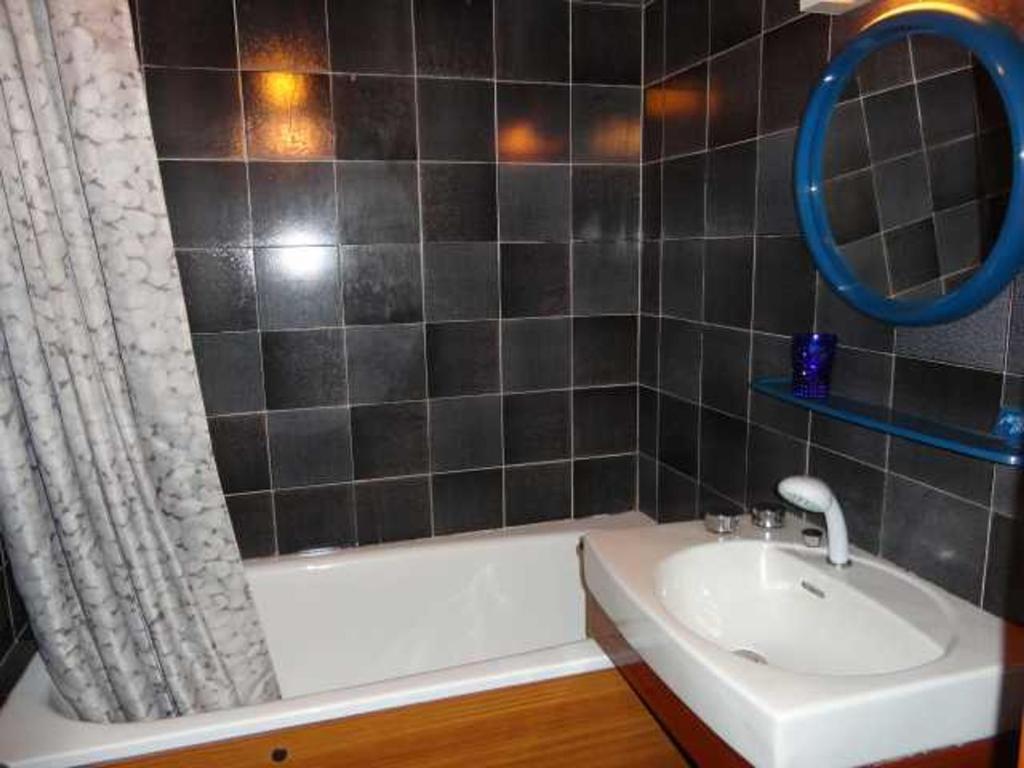 Kúpeľňa v ubytovaní Studio 4 pers. avec lave-linge, balcon et accès direct aux pistes - Proche centre des Carroz - FR-1-572-176