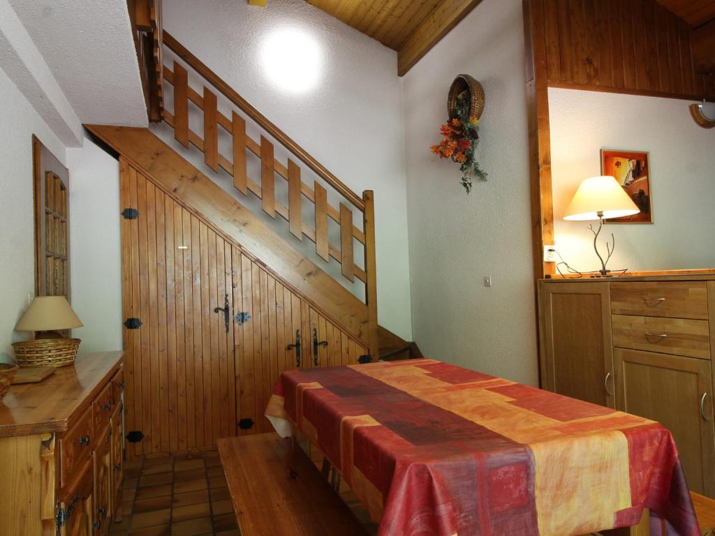 sypialnia z łóżkiem i drewnianymi schodami w obiekcie Appartement cosy 5 pers., pied des pistes, balcon est, proche commerces, parking & services - FR-1-572-94 w mieście Arâches-la-Frasse