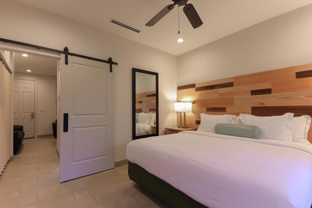 The Bungalows on Shary - Superior King Room