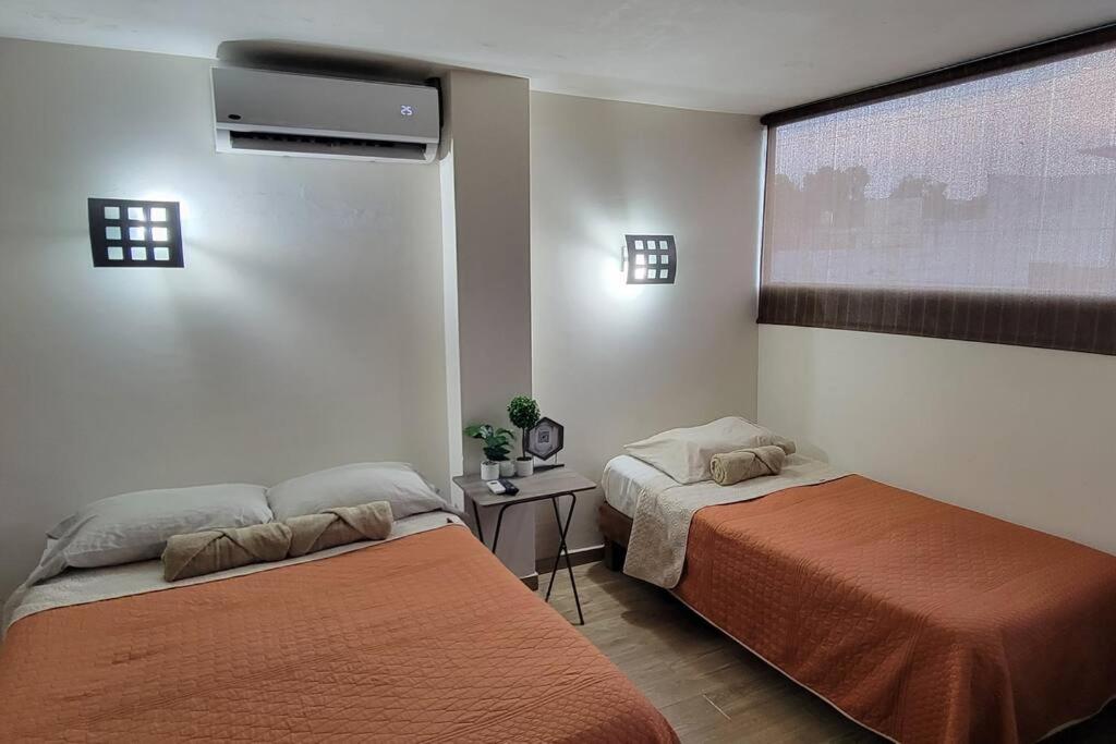 Ένα ή περισσότερα κρεβάτια σε δωμάτιο στο Bonito Departamento con 2 camas con clima, parking, wifi 110mb, ,cocineta, 8