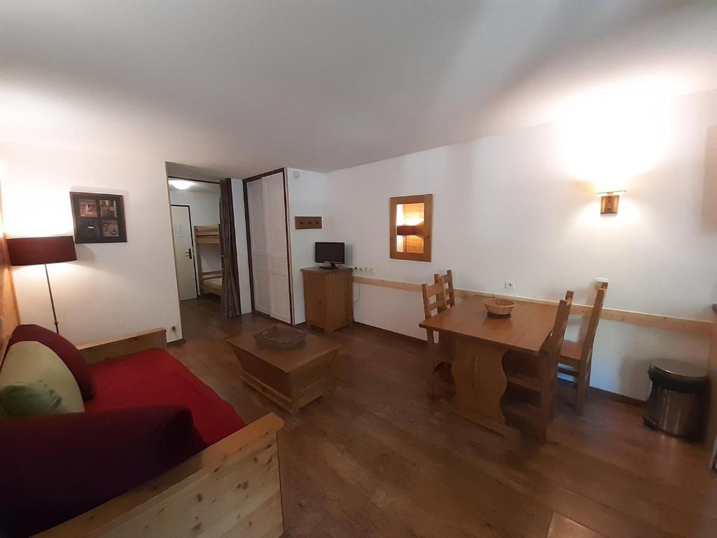 un salon avec un canapé rouge et une table dans l'établissement Brides-les-Bains - Studio coin montagne 4 pers avec balcon, parking, WiFi - Résidence Cybèle - FR-1-512-257, à Brides-les-Bains