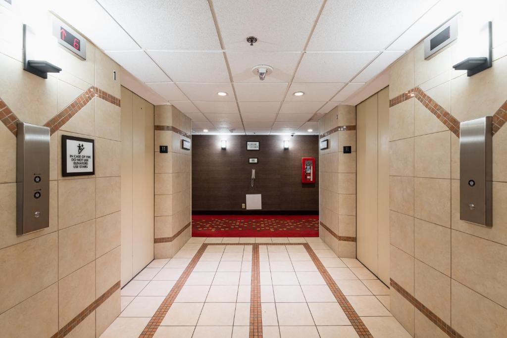 ailed hallway with a waiting room with a red seat at Crowne Plaza Newark Airport by IHG in Elizabeth