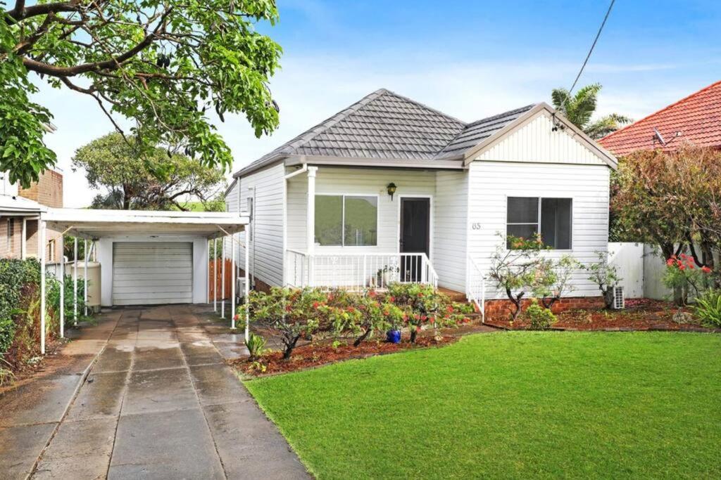 Beautiful 4-bedroom original beach cottage in Port Kembla - Four-Bedroom House