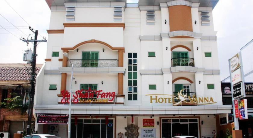 un gran edificio blanco con un cartel de hotel en Hotel Vanna Angeles City Pampanga by RedDoorz en Ángeles