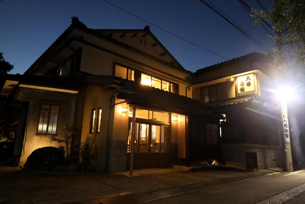 ein Haus mit Straßenbeleuchtung davor in der Unterkunft Daibutsu Ryokan in Takaoka