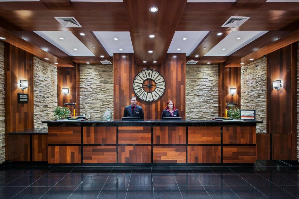 two people sitting at a bar in a hotel lobby at Crowne Plaza Newark Airport by IHG in Elizabeth