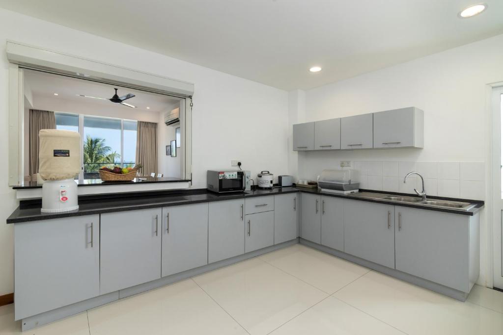 Kuchyň nebo kuchyňský kout v ubytování Oceanfront Condominium - Nilaveli