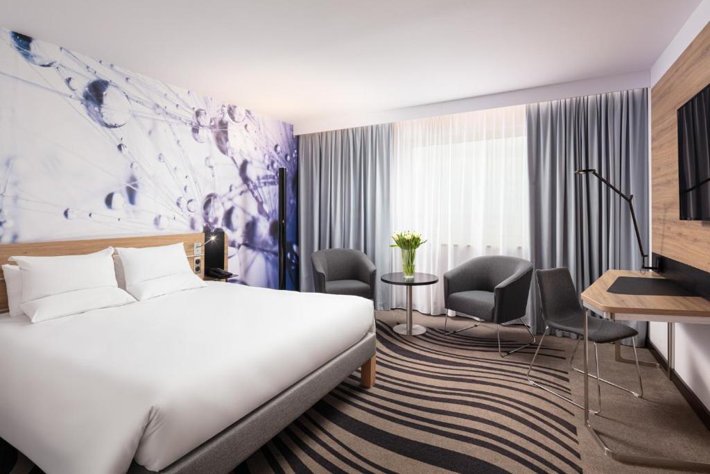 Novotel Poznan Centrum - Superior Room With Queen Bed