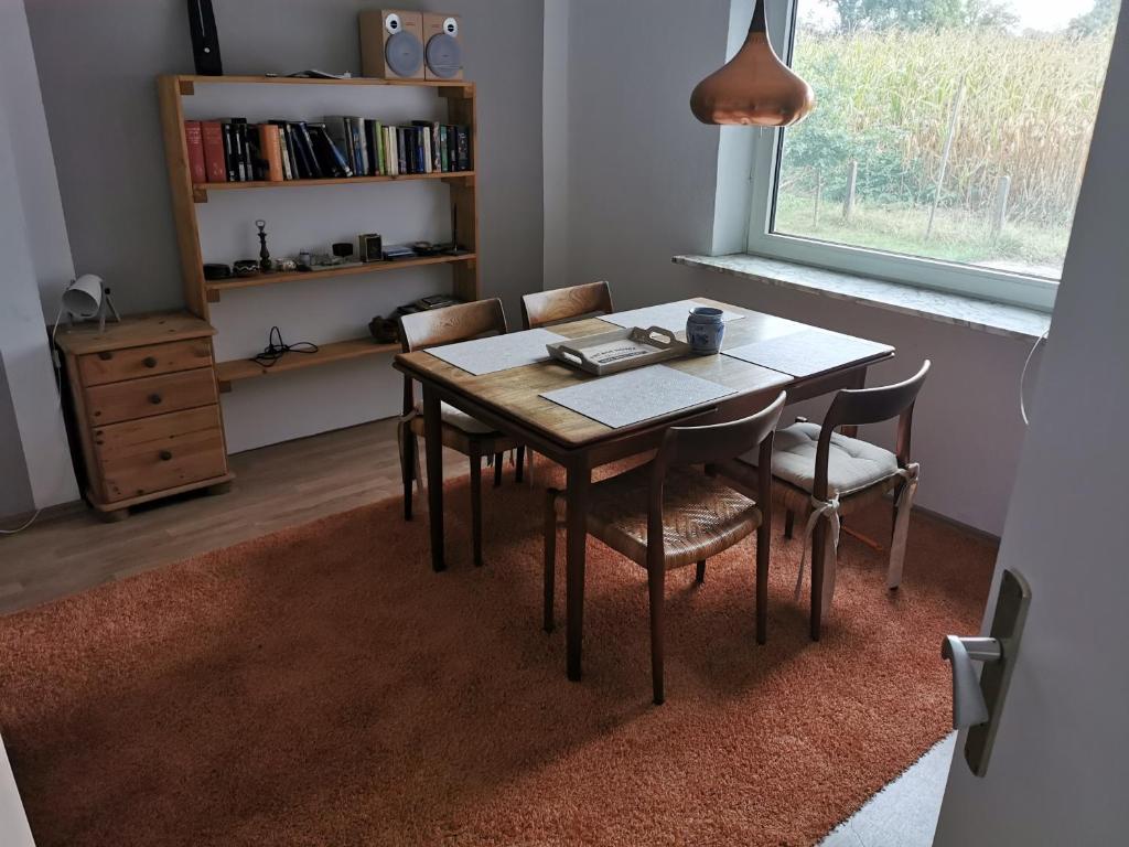mesa de comedor con sillas y ventana en Monteurszimmer - Ruhig schlafen, 