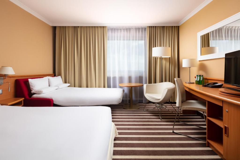 Novotel Poznan Centrum - Standard Room With Queen Bed And Sofa