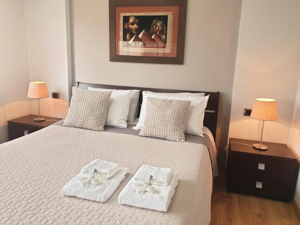 - une chambre avec un lit et 2 serviettes dans l'établissement MODERN Apartament, à Făgăraş