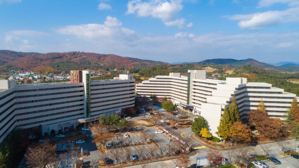 een luchtfoto van gebouwen in een stad bij Kensington Resort Gyeongju in Gyeongju