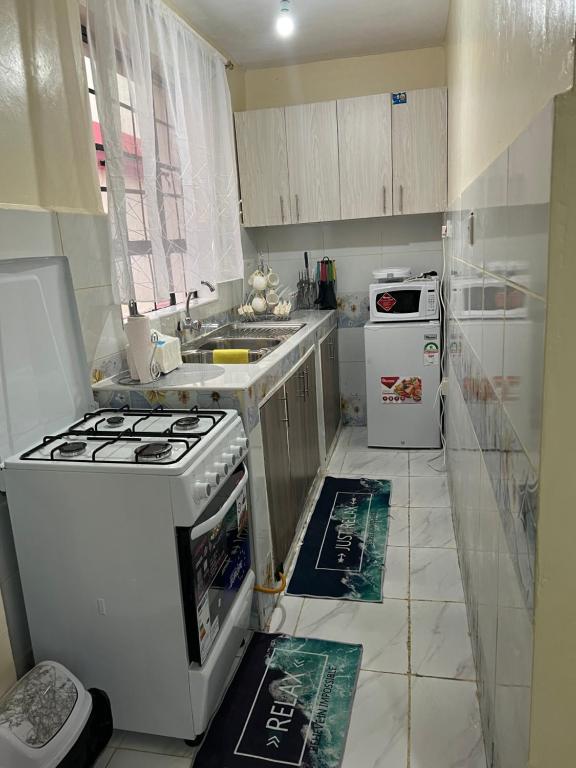 Kuchyň nebo kuchyňský kout v ubytování Ruby Modern Homes-1br-Nyeri, King'ong'o-Marriott