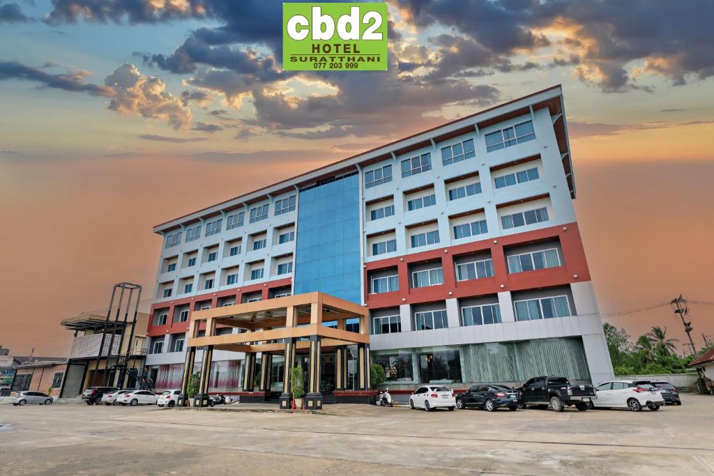 素叻中央商务区2号酒店的停车场停着汽车的酒店